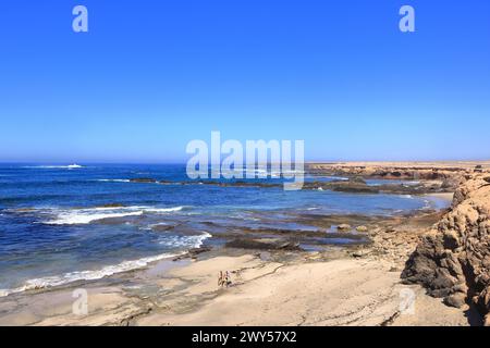 19. November 2023: Puerto de la Cruz, Jandia, Fuerteventura in Spanien: Menschen am felsigen Playa de los Ojos - Los Ojos Beach Stockfoto