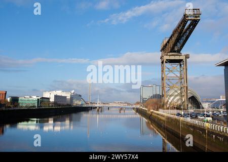 Glasgow Schottland: 13. Februar 2024: Finnieston Crane OVO Armadillo, Arena und Crowne Plaza an einem sonnigen goldenen Vormittag. Ufer des Flusses Clyde Stockfoto
