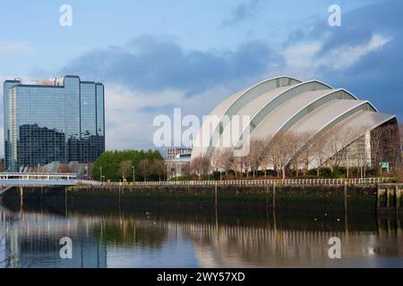 Glasgow Schottland: 13. Februar 2024: Glasgow Armadillo und Crowne Plaza an einem sonnigen goldenen Vormittag. Ufer des Flusses Clyde Stockfoto