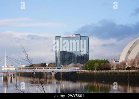 Glasgow Schottland: 13. Februar 2024: Crowne Plaza an einer sonnigen goldenen Stunde am Morgen. Ufer des Flusses Clyde Stockfoto