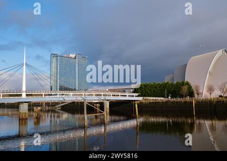 Glasgow Schottland: 13. Februar 2024: Glasgow Armadillo und Crowne Plaza an einem sonnigen goldenen Vormittag. Bells Bridge Ufer des Flusses Clyde Stockfoto