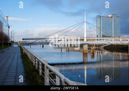 Glasgow Schottland: 13. Februar 2024: Glasgow Armadillo und Crowne Plaza an einem sonnigen goldenen Vormittag. Bells Bridge Ufer des Flusses Clyde Stockfoto