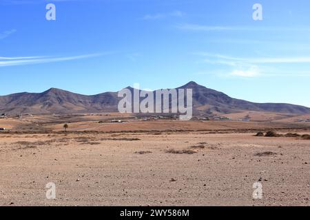 Die Landschaft der Felder und Berge in der Nähe der Windmühle Tefia, Fuerteventura, Kanarischen Inseln, Spanien Stockfoto