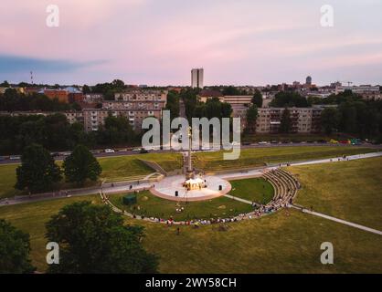 Siauliai, LITAUEN – 23. JUNI: Eine ländliche Folklorchester spielt mit verschiedenen Instrumenten im Wahrzeichen der Stadt, umgeben von Menschen. 4K UHD Stockfoto