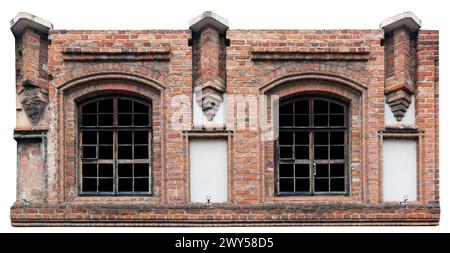 Fragment eines alten roten Backsteingebäudes mit Bogenfenstern. Isoliert auf weiß Stockfoto