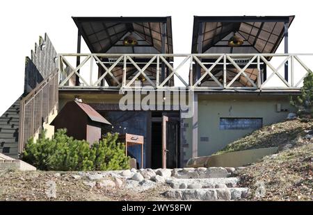 Aussichtsplattform und Grillplatz an der Küste mit Geländern aus Holzdielen. Isoliert auf weiß Stockfoto