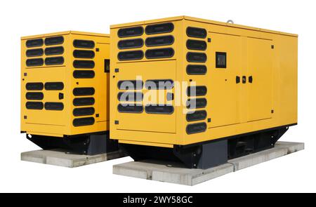 Industrieanlagen in gelben Stahlbehältern. Isoliert auf weiß Stockfoto