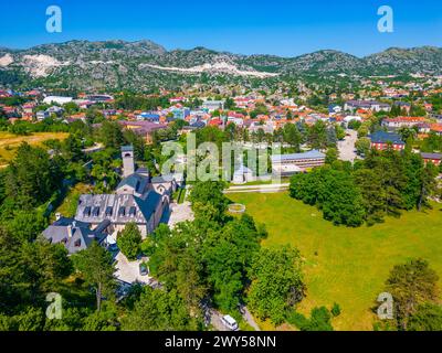 Aus der Vogelperspektive auf das Kloster Cetinje und die umliegende Altstadt in Montenegro Stockfoto