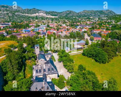 Aus der Vogelperspektive auf das Kloster Cetinje und die umliegende Altstadt in Montenegro Stockfoto