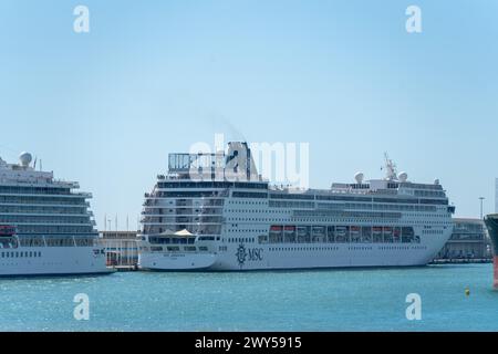 Das Kreuzfahrtschiff MSC Armonia legt im Hafen von Barcelona ab. ​​after wird für 3 Tage im Hafen angedockt, da etwa 60 Bolivianer Visa gefälscht haben. Die Reederei hat beschlossen, ein Schiff aus dem Hafen von Livorno zu schicken, um die bolivianischen Bürger aufzunehmen, während ihre administrative Situation bei der Einwanderung gelöst ist. El crucero MSC Armonia Sale del puerto de Barcelona, después de estar 3 días atracado en el puerto debido a que unas sesenta personas bolivianas tenían el visado falsificado. La Compañia naviera ha decidido enviar un barco desde el puerto de Livorno para alojar Stockfoto