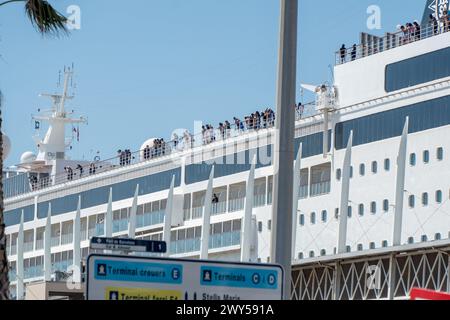 Das Kreuzfahrtschiff MSC Armonia legt im Hafen von Barcelona ab. ​​after wird für 3 Tage im Hafen angedockt, da etwa 60 Bolivianer Visa gefälscht haben. Die Reederei hat beschlossen, ein Schiff aus dem Hafen von Livorno zu schicken, um die bolivianischen Bürger aufzunehmen, während ihre administrative Situation bei der Einwanderung gelöst ist. El crucero MSC Armonia Sale del puerto de Barcelona, después de estar 3 días atracado en el puerto debido a que unas sesenta personas bolivianas tenían el visado falsificado. La Compañia naviera ha decidido enviar un barco desde el puerto de Livorno para alojar Stockfoto
