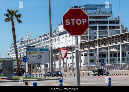 Das Kreuzfahrtschiff MSC Armonia legt im Hafen von Barcelona ab. ​​after wird für 3 Tage im Hafen angedockt, da etwa 60 Bolivianer Visa gefälscht haben. Die Reederei hat beschlossen, ein Schiff aus dem Hafen von Livorno zu schicken, um die bolivianischen Bürger aufzunehmen, während ihre administrative Situation bei der Einwanderung gelöst ist. El crucero MSC Armonia Sale del puerto de Barcelona, después de estar 3 días atracado en el puerto debido a que unas sesenta personas bolivianas tenían el visado falsificado. La Compañia naviera ha decidido enviar un barco desde el puerto de Livorno para alojar Stockfoto