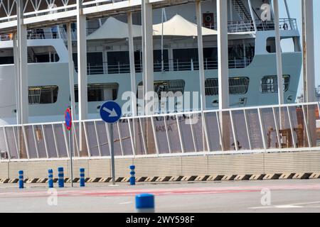 Das Kreuzfahrtschiff MSC Armonia legt im Hafen von Barcelona ab. ​​after wird für 3 Tage im Hafen angedockt, da etwa 60 Bolivianer Visa gefälscht haben. Die Reederei hat beschlossen, ein Schiff aus dem Hafen von Livorno zu schicken, um die bolivianischen Bürger aufzunehmen, während ihre administrative Situation bei der Einwanderung gelöst ist. El crucero MSC Armonia Sale del puerto de Barcelona, después de estar 3 días atracado en el puerto debido a que unas sesenta personas bolivianas tenían el visado falsificado. La Compañia naviera ha decidido enviar un barco desde el puerto de Livorno para alojar Stockfoto
