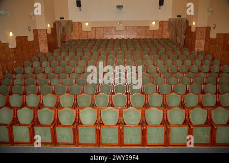 Bild von grünen Stühlen in einem Theaterauditorium Stockfoto