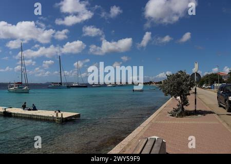 Kralendijk Küstenstraße mit Blick auf Anlegestellen und Segelyachten, Bonaire, Karibik Niederlande Stockfoto