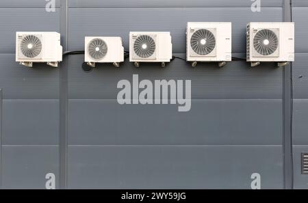 Fünf Klimaanlagen, die an der Wand des Ladens installiert sind Stockfoto