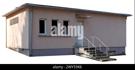 Eine ruinierte Scheune aus rosafarbenem Stein und eine Treppe. Isoliert auf weiß Stockfoto