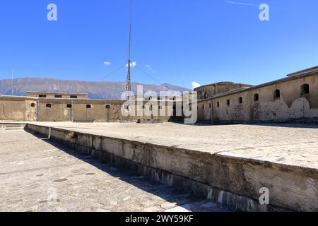 16. September 2023: Gjirokastra in Albanien: Die Menschen genießen die Burg des Zwillings von innen Stockfoto