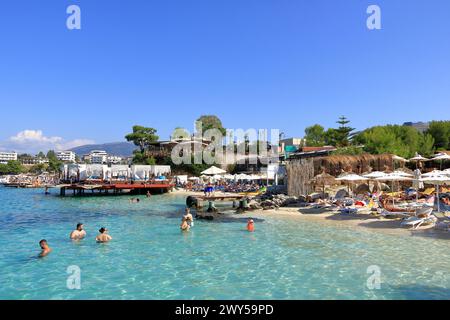 19. September 2023 - Ksamil in Albanien: Die Menschen genießen das Leben am Strand an einem sonnigen Tag Stockfoto