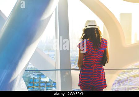 Dubai, VAE - 14.. oktober 2022: kaukasischer Tourist im berühmten Frame Wahrzeichen Genießen Sie das Panorama der Skyline der Stadt. Besuchen Sie die Urlaubsziele der VAE in D Stockfoto