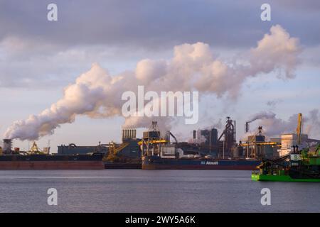 Das Stahlwerk Tata in den Niederlanden entlang des Nordseekanals. Stockfoto
