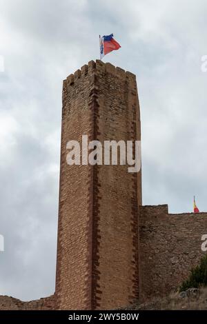 Der alte Backsteinturm mit einer chilenischen Flagge, Teil einer Festung unter einem bewölkten Himmel, erinnert an historische Feierlichkeiten Stockfoto