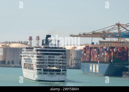 Das Kreuzfahrtschiff MSC Armonia legt im Hafen von Barcelona ab. ​​after wird für 3 Tage im Hafen angedockt, da etwa 60 Bolivianer Visa gefälscht haben. Die Reederei hat beschlossen, ein Schiff aus dem Hafen von Livorno zu schicken, um die bolivianischen Bürger aufzunehmen, während ihre administrative Situation bei der Einwanderung gelöst ist. El crucero MSC Armonia Sale del puerto de Barcelona, después de estar 3 días atracado en el puerto debido a que unas sesenta personas bolivianas tenían el visado falsificado. La Compañia naviera ha decidido enviar un barco desde el puerto de Livorno para alojar Stockfoto