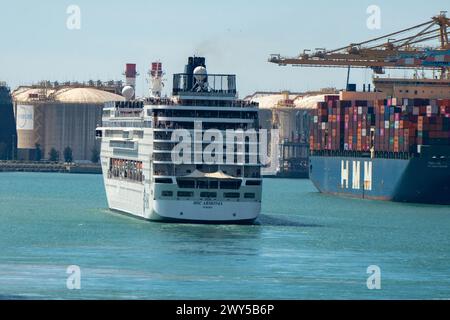 Das Kreuzfahrtschiff MSC Armonia legt im Hafen von Barcelona ab. ​​after wird für 3 Tage im Hafen angedockt, da etwa 60 Bolivianer Visa gefälscht haben. Die Reederei hat beschlossen, ein Schiff aus dem Hafen von Livorno zu schicken, um die bolivianischen Bürger aufzunehmen, während ihre administrative Situation bei der Einwanderung gelöst ist. El crucero MSC Armonia Sale del puerto de Barcelona, después de estar 3 días atracado en el puerto debido a que unas sesenta personas bolivianas tenían el visado falsificado. La Compañia naviera ha decidido enviar un barco desde el puerto de Livorno para alojar Stockfoto