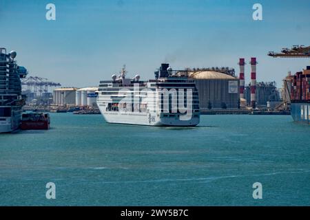 Das Kreuzfahrtschiff MSC Armonia legt im Hafen von Barcelona ab. ​​after wird für 3 Tage im Hafen angedockt, da etwa 60 Bolivianer Visa gefälscht haben. Die Reederei hat beschlossen, ein Schiff aus dem Hafen von Livorno zu schicken, um die bolivianischen Bürger aufzunehmen, während ihre administrative Situation bei der Einwanderung gelöst ist. El crucero MSC Armonia Sale del puerto de Barcelona, después de estar 3 días atracado en el puerto debido a que unas sesenta personas bolivianas tenían el visado falsificado. La Compañia naviera ha decidido enviar un barco desde el puerto de Livorno para alojar Stockfoto