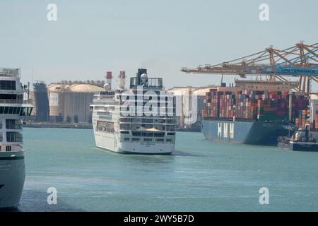 Das Kreuzfahrtschiff MSC Armonia legt im Hafen von Barcelona ab. ​​after wird für 3 Tage im Hafen angedockt, da etwa 60 Bolivianer Visa gefälscht haben. Die Reederei hat beschlossen, ein Schiff aus dem Hafen von Livorno zu schicken, um die bolivianischen Bürger aufzunehmen, während ihre administrative Situation bei der Einwanderung gelöst ist. El crucero MSC Armonia Sale del puerto de Barcelona, después de estar 3 días atracado en el puerto debido a que unas sesenta personas bolivianas tenían el visado falsificado. La Compañia naviera ha decidido enviar un barco desde el puerto de Livorno para alojar Stockfoto