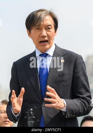 Seoul, Südkorea. April 2024. Cho Kuk, Vorsitzender der Partei für den Wiederaufbau Koreas, spricht während einer Wahlkampfveranstaltung für die bevorstehenden Parlamentswahlen in Seoul. Die Südkoreaner werden am 10. April zu den landesweiten Parlamentswahlen kommen. Quelle: SOPA Images Limited/Alamy Live News Stockfoto