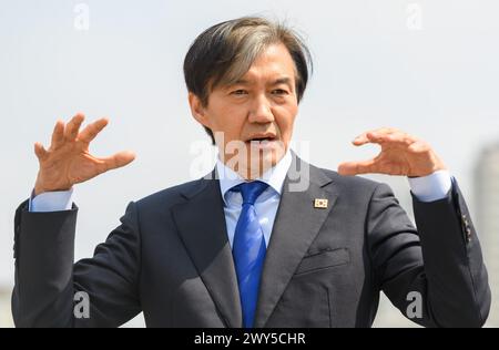 Seoul, Südkorea. April 2024. Cho Kuk, Vorsitzender der Partei für den Wiederaufbau Koreas, spricht während einer Wahlkampfveranstaltung für die bevorstehenden Parlamentswahlen in Seoul. Die Südkoreaner werden am 10. April zu den landesweiten Parlamentswahlen kommen. Quelle: SOPA Images Limited/Alamy Live News Stockfoto