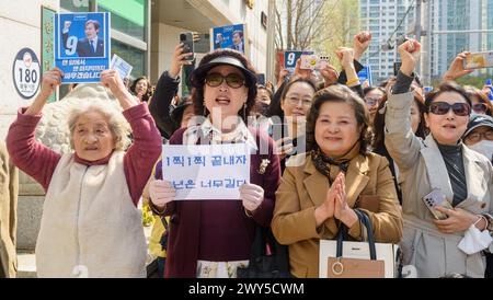 Seoul, Südkorea. April 2024. Anhänger des Wiederaufbaus der Korea Party halten Plakate während einer Wahlkampfkundgebung für die bevorstehenden Parlamentswahlen in Seoul. Die Südkoreaner werden am 10. April zu den landesweiten Parlamentswahlen kommen. (Foto: Kim Jae-Hwan/SOPA Images/SIPA USA) Credit: SIPA USA/Alamy Live News Stockfoto