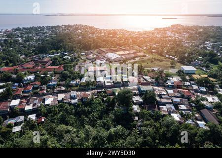 Landschaft der karibischen Stadt in sonnigem Licht, Drohnenblick Stockfoto
