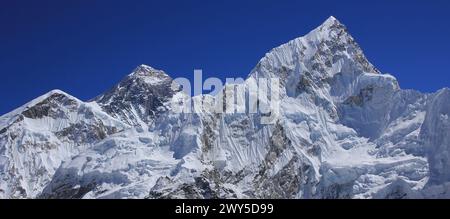 Gipfel des Mount Everest und Nuptse aus Kala Patthar, Nepal. Stockfoto