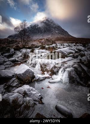 Buachaille Etive Mòr und der Fluss Etive im Winter Stockfoto