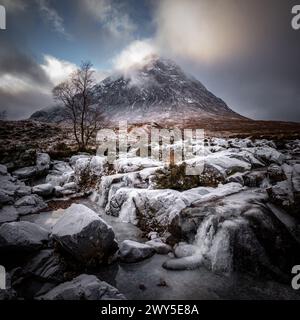 Buachaille Etive Mòr und der Fluss Etive im Winter Stockfoto