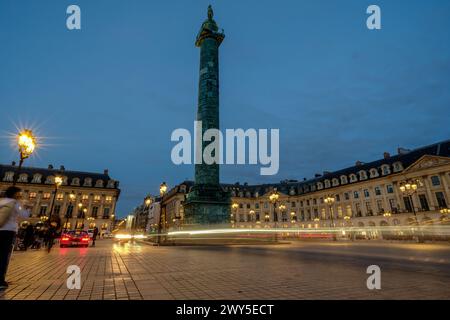 Paris, Frankreich - 17. Februar 2024 : Panoramablick auf den beleuchteten Place Vendôme mit seinen luxuriösen Geschäften und Hotels in Paris Frankreich Stockfoto