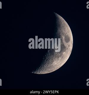 Nahaufnahme vom Mond Waking Crescent Stockfoto