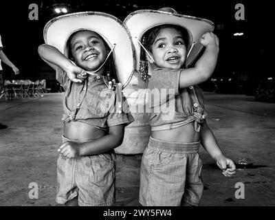 Detroit, Michigan, USA. Juni 2023. Sister Cowgirls während des Midwest Einladungsrodeos auf den Wayne County Fairgrounds in Bellville, MI, am Samstag, den 10. Juni 2023. Fast 1000 Teilnehmer waren zur Verfügung (Credit Image: © Brian Branch Price/ZUMA Press Wire) NUR FÜR REDAKTIONELLE ZWECKE! Nicht für kommerzielle ZWECKE! Stockfoto