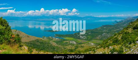 Panorama der Inseln auf dem Skadar-See in Montenegro Stockfoto