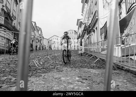 Salvador, Bahia, Brasilien - 12. Mai 2019: Radfahrer nehmen an einem Fahrradwettbewerb in Pelourinho Teil, dem historischen Zentrum der Stadt Salvador Stockfoto