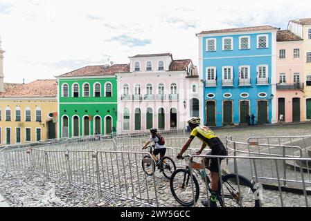 Salvador, Bahia, Brasilien - 12. Mai 2019: Radfahrer nehmen an einem Fahrradwettbewerb in Pelourinho Teil, dem historischen Zentrum der Stadt Salvador Stockfoto