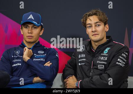 Suzuka Circuit, Mie, Japan. April 2024; George Russell und Alex Albon nehmen an der Pressekonferenz während des Großen Preises von Japan Teil Stockfoto