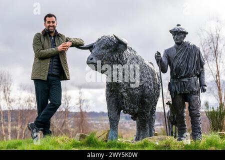 Erster Minister Humza Yousaf neben der Highland Drover Statue während eines Besuchs in Dingwall und Highland Mart in Dingwall in den Highlands von Schottland. Bilddatum: Donnerstag, 4. April 2024. Stockfoto