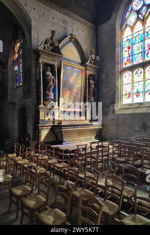 Das Retabel des Abstiegs vom Kreuz aus dem achtzehnten Jahrhundert befindet sich in der Kirche Saint-Herlé in Douarnenez. Stockfoto