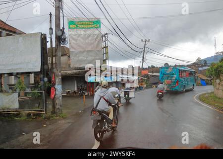 Bali in Indonesien - 02. Februar 2024: Menschen auf dem Motorrad auf den Straßen der Insel Stockfoto