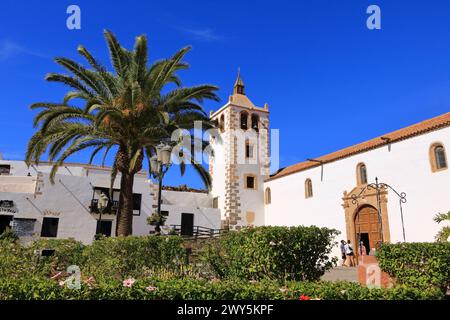 20. November 2023: Betancuria, Fuerteventura in Spanien: Die berühmte Kathedrale Santa Maria im Zentrum des Dorfes Stockfoto