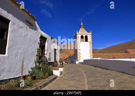 20. November 2023: Betancuria, Fuerteventura in Spanien: Die berühmte Kathedrale Santa Maria im Zentrum des Dorfes Stockfoto