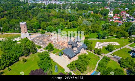 Panoramablick auf den fürstlichen Hof in der rumänischen Stadt Targoviste Stockfoto